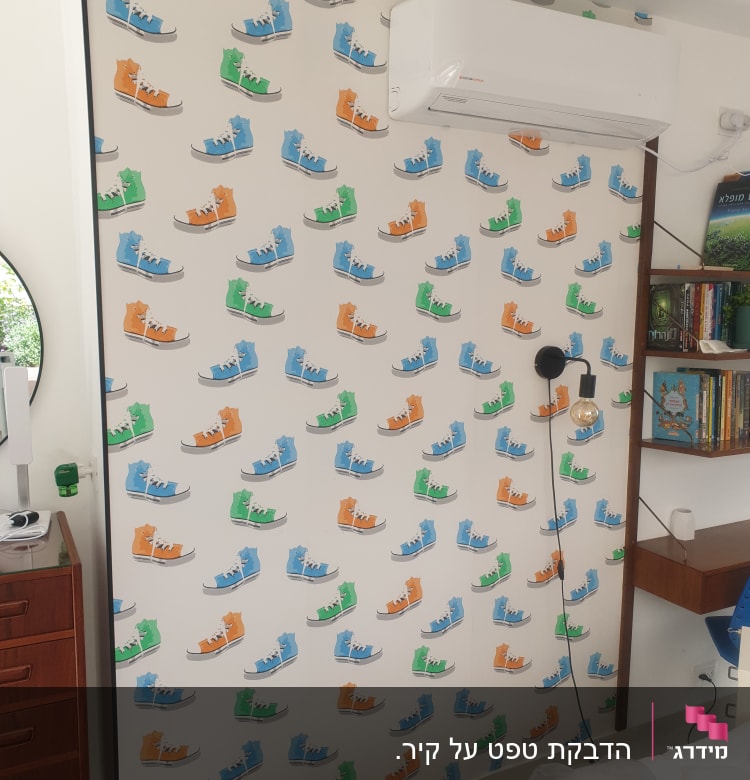 טפט עם דוגמאות נעליים צבעוניות על קיר